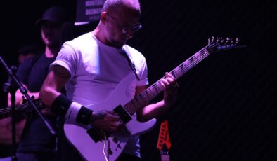 Gitarının Huzurlu Sesi İle Akıllara Kazınıyor: Gitarist ve Besteci Cenk Özveren Kimdir?