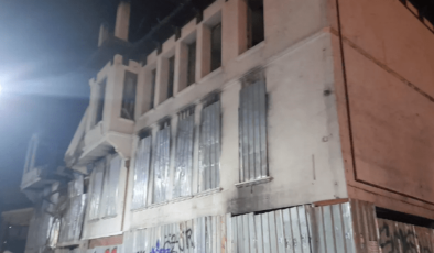 Fatih’teki 3 Katlı Tarihi Bina Kısmen Çöktü