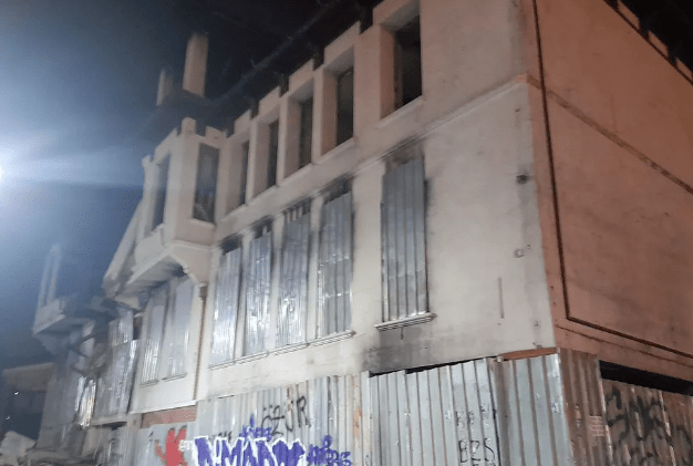 Fatih’teki 3 Katlı Tarihi Bina Kısmen Çöktü